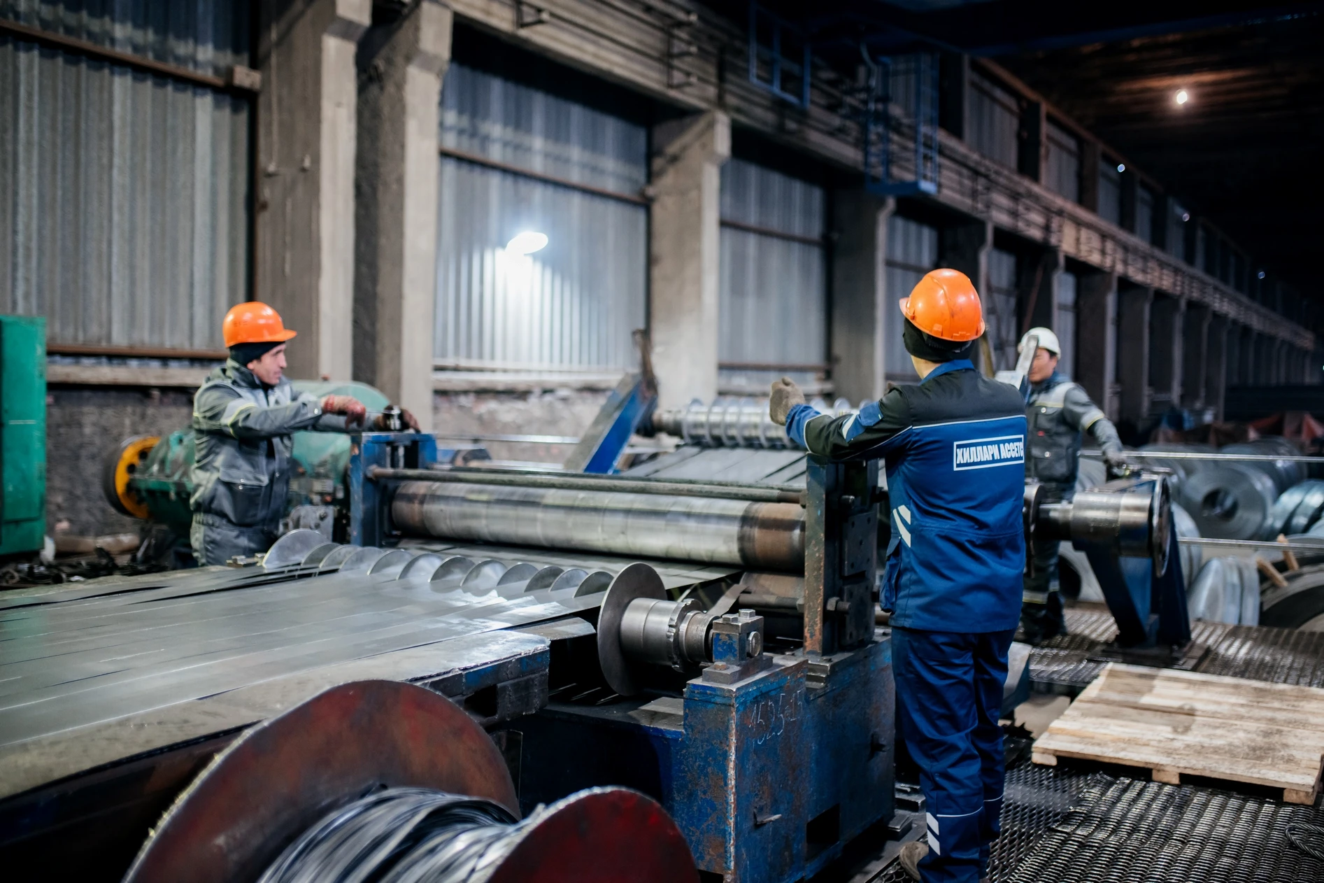 Production of hot-rolled/cold-rolled strip by slitting coils